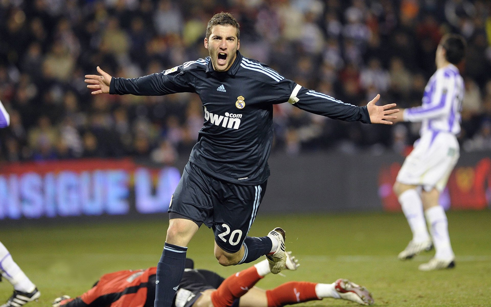 当库尔图瓦在巴黎封神，国际米兰的秘鲁血脉早已写下序章